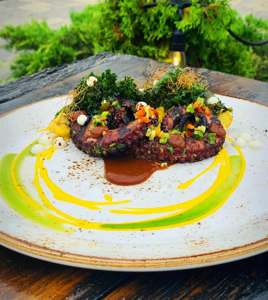 Pulpo Polanco: grilled octopus with sauces
