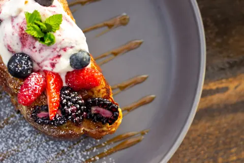 Maracuyá French toast with berries